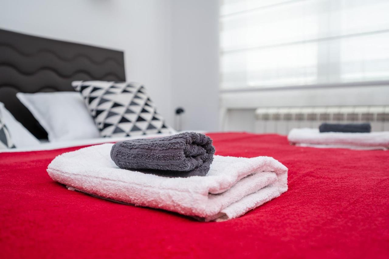 Bright 1Bdr Apartment In The City Center Sarajevo Bagian luar foto
